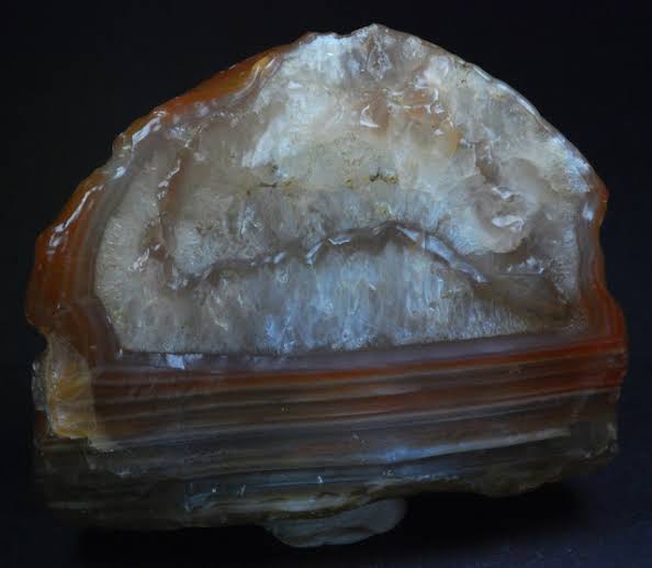 <p>Mineral habit appearing as alternating layers or bands of different colors and/or textures</p>