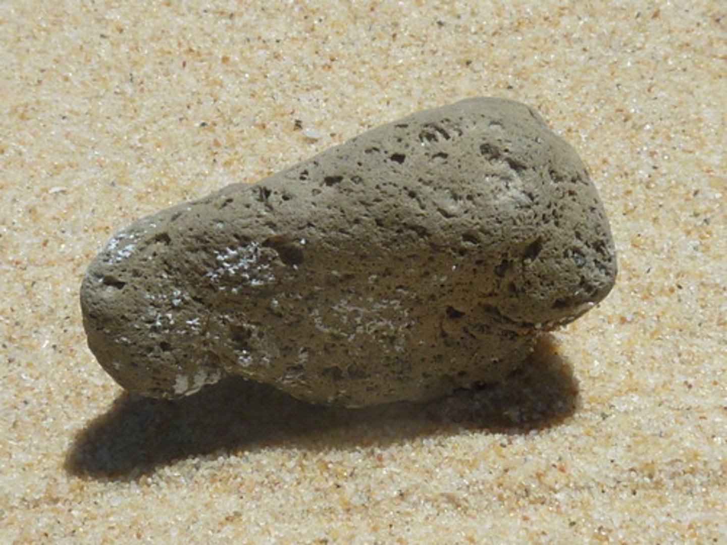 <p>Light-colored. Air bubbles.</p>