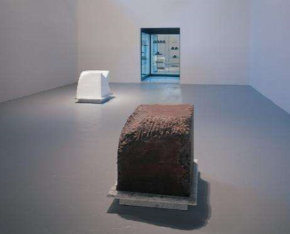 <p>Janine Antoni, 1992</p>