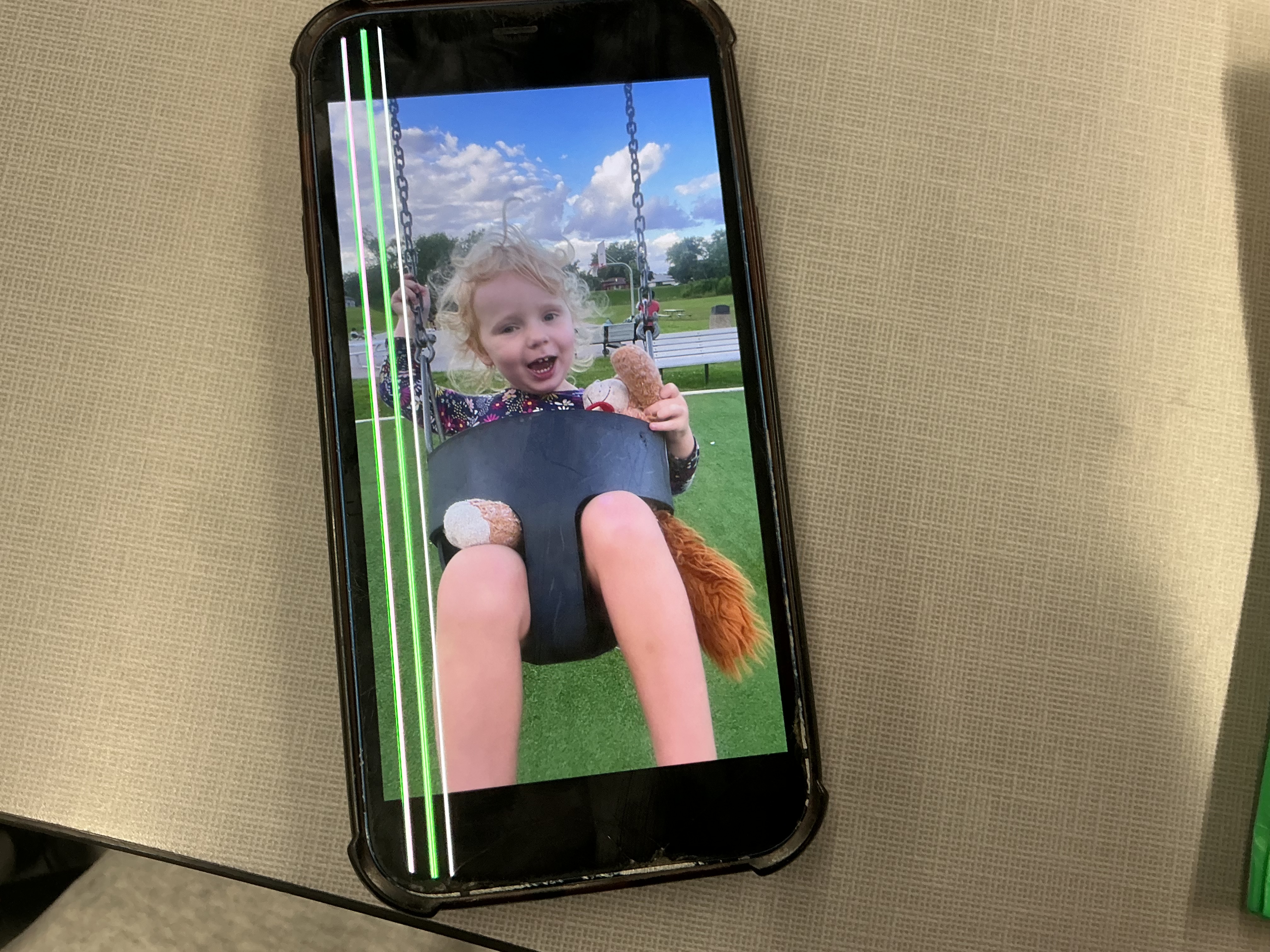 <p>Jeune</p><p><span style="background-color: oklch(0.9902 0.004 106.470001); color: oklch(0.3039 0.04 213.679993 / 0.75);"><span>Carla est jeune.</span></span></p>