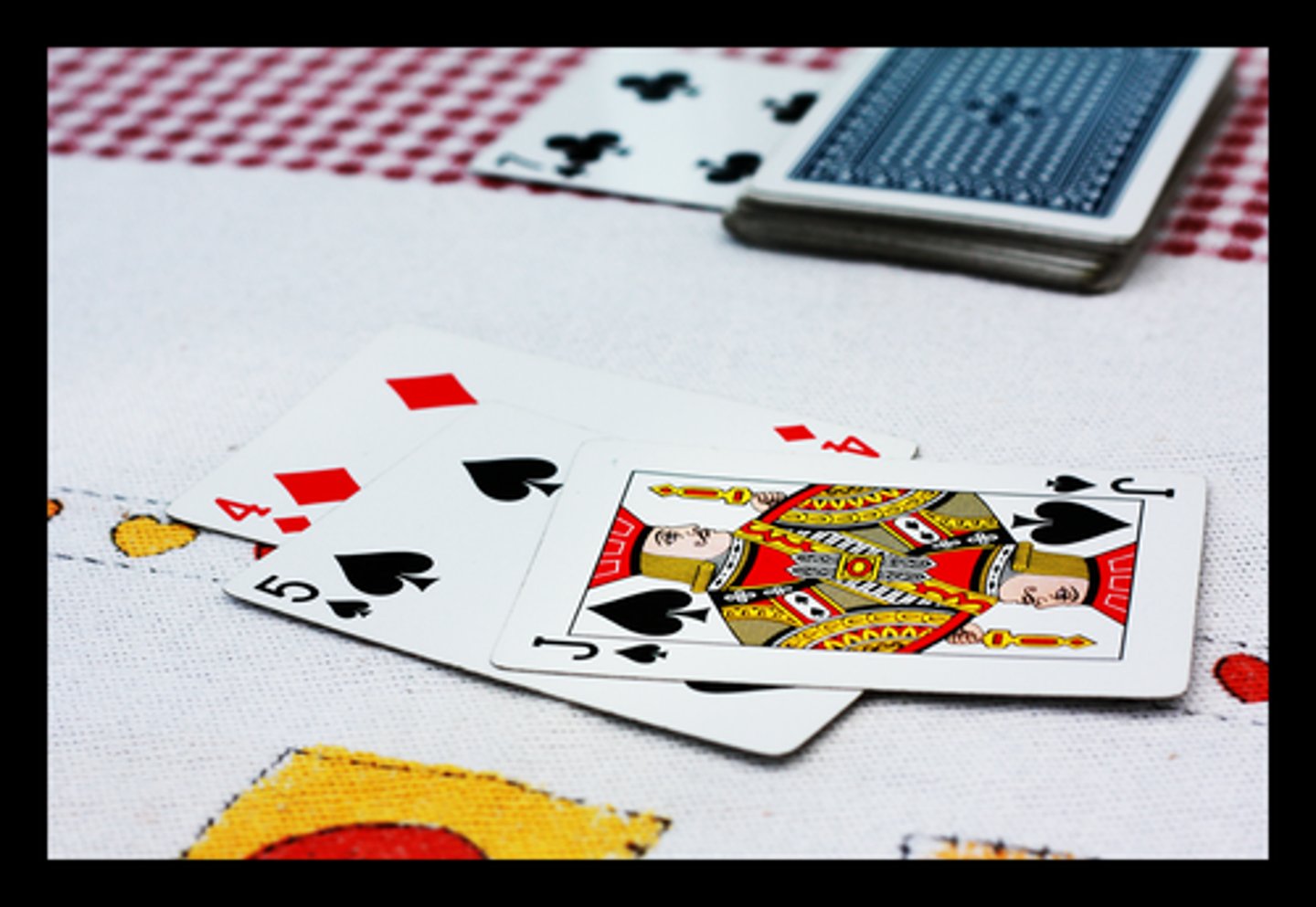 <p>jugar a las cartas</p>