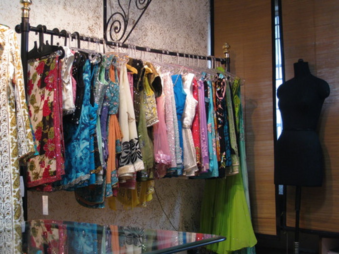<p>Giá, kệ (để treo hoặc đặt đồ) /ræk/ (Synonyms: stand, frame, shelf; Antonyms: pile)</p>