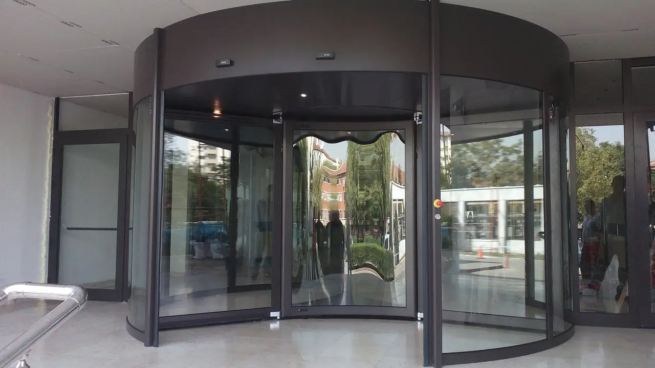 <p>revolving door</p>