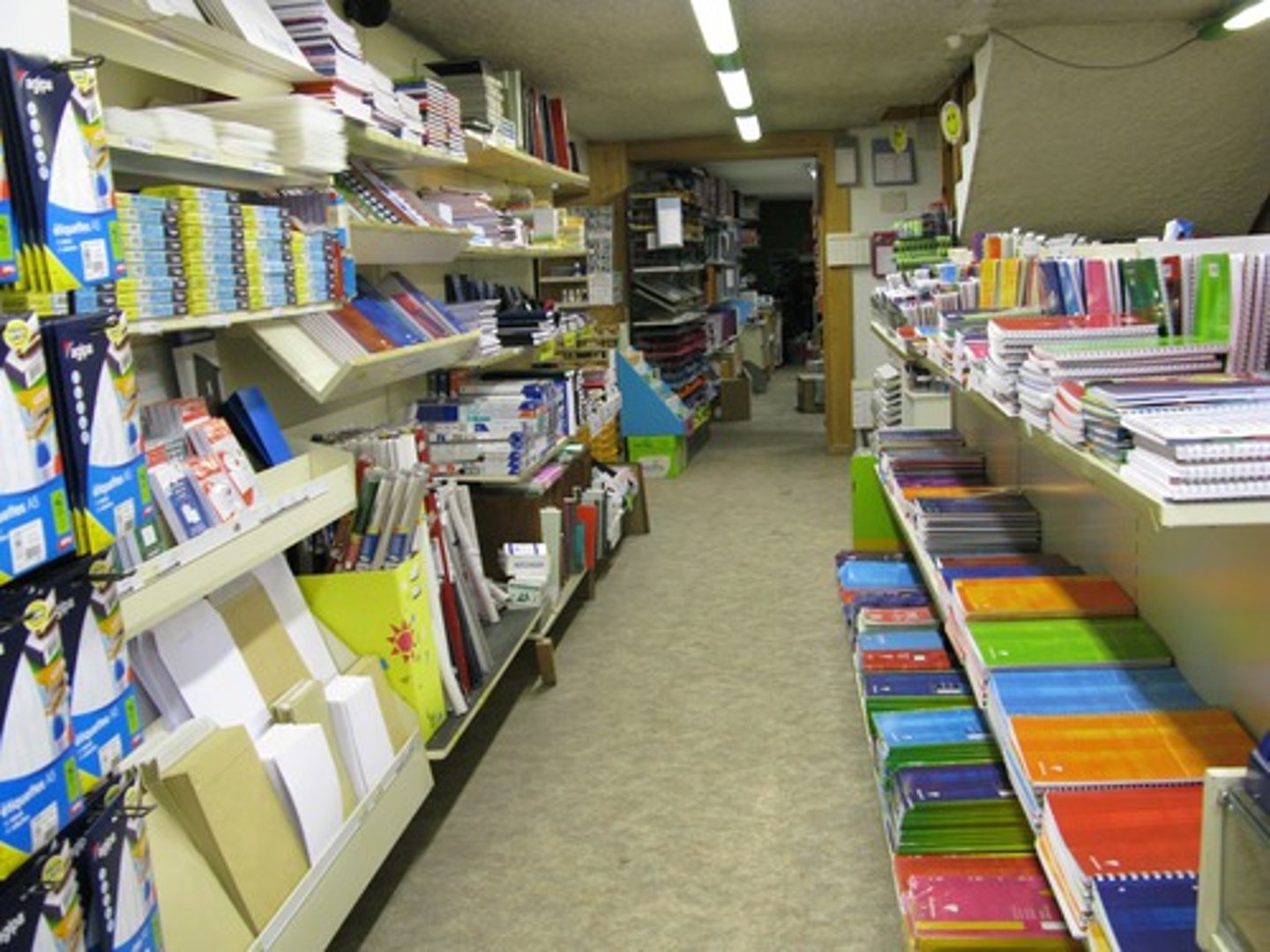 <p>văn phòng phẩm</p>