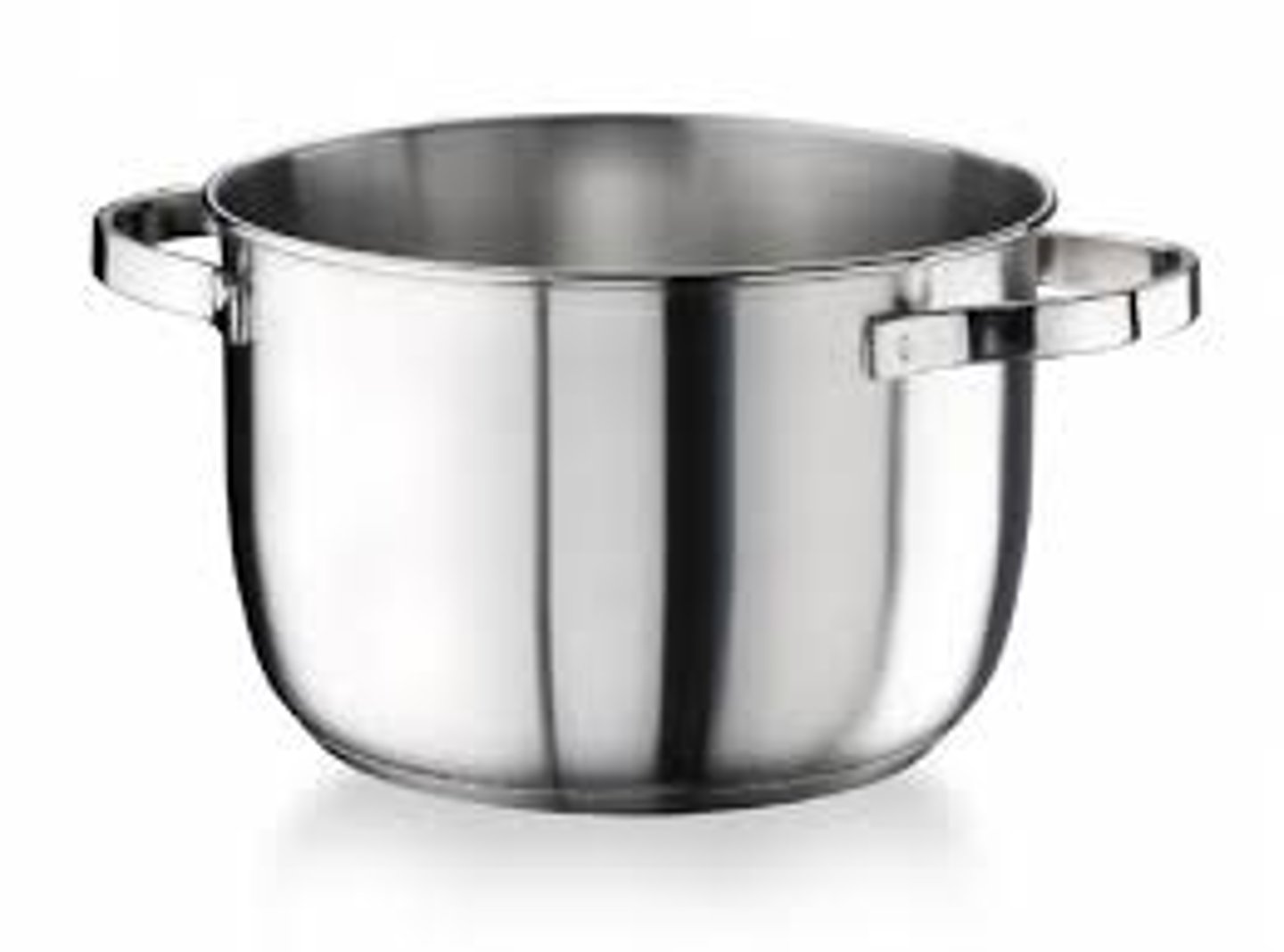 <p>su un tavolo c'è _ _ con della zuppa</p>