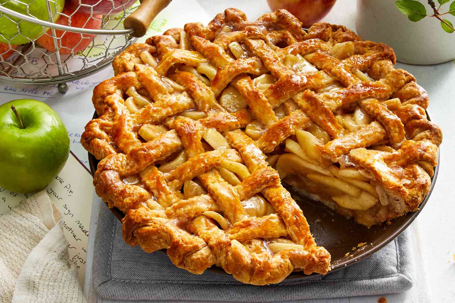 <p>Pastel, tarta (rellena de algo)</p>