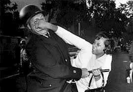 <p>s'opposer/resister à </p>