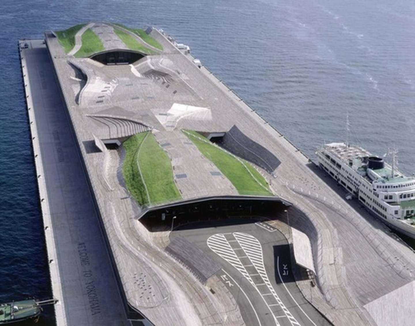 <p>Farshid Moussavi and Alejandro Zaera Polo; the Yokohama International Passenger Terminal, which includes a park and emphasizes social responsibility.</p>