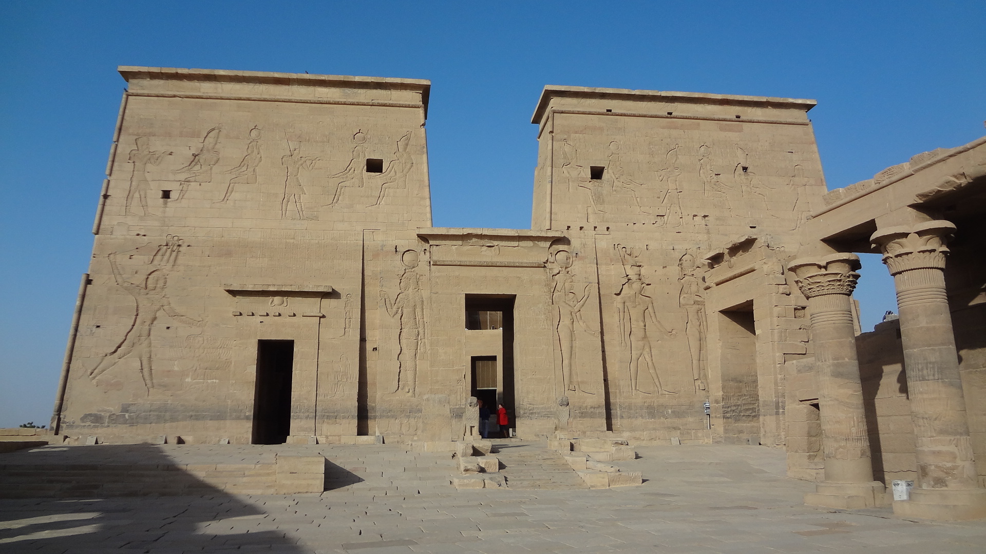 <p>monumental gateway to the temple consisting of slanting</p><p>walls flanking the entrance portal</p>