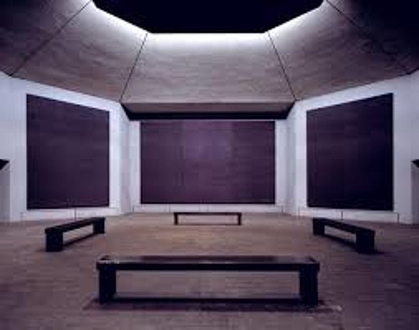 <p>20 e eeuw</p><p>Mark Rothko</p><p>Houston, USA</p><p>Ruimte: ovale, sobere kapel in Houston, zonder religieuze symbolen.</p><p>Schilderijen: 14 grote, donkere doeken van Mark Rothko (violet, zwart, bruin).</p><p>Sfeer: meditatief, contemplatief, stilte centraal.</p><p>Functie: interreligieus, open voor alle levensbeschouwingen.</p>