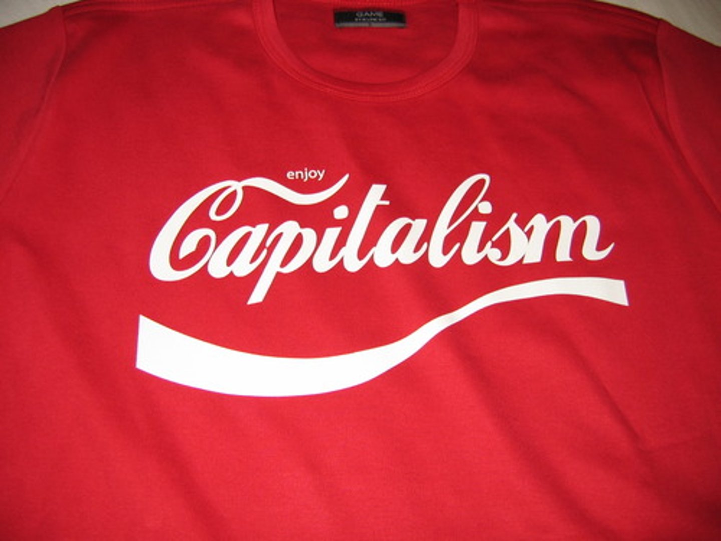 <p>An economic system in which people choose freely what to buy and sell</p>