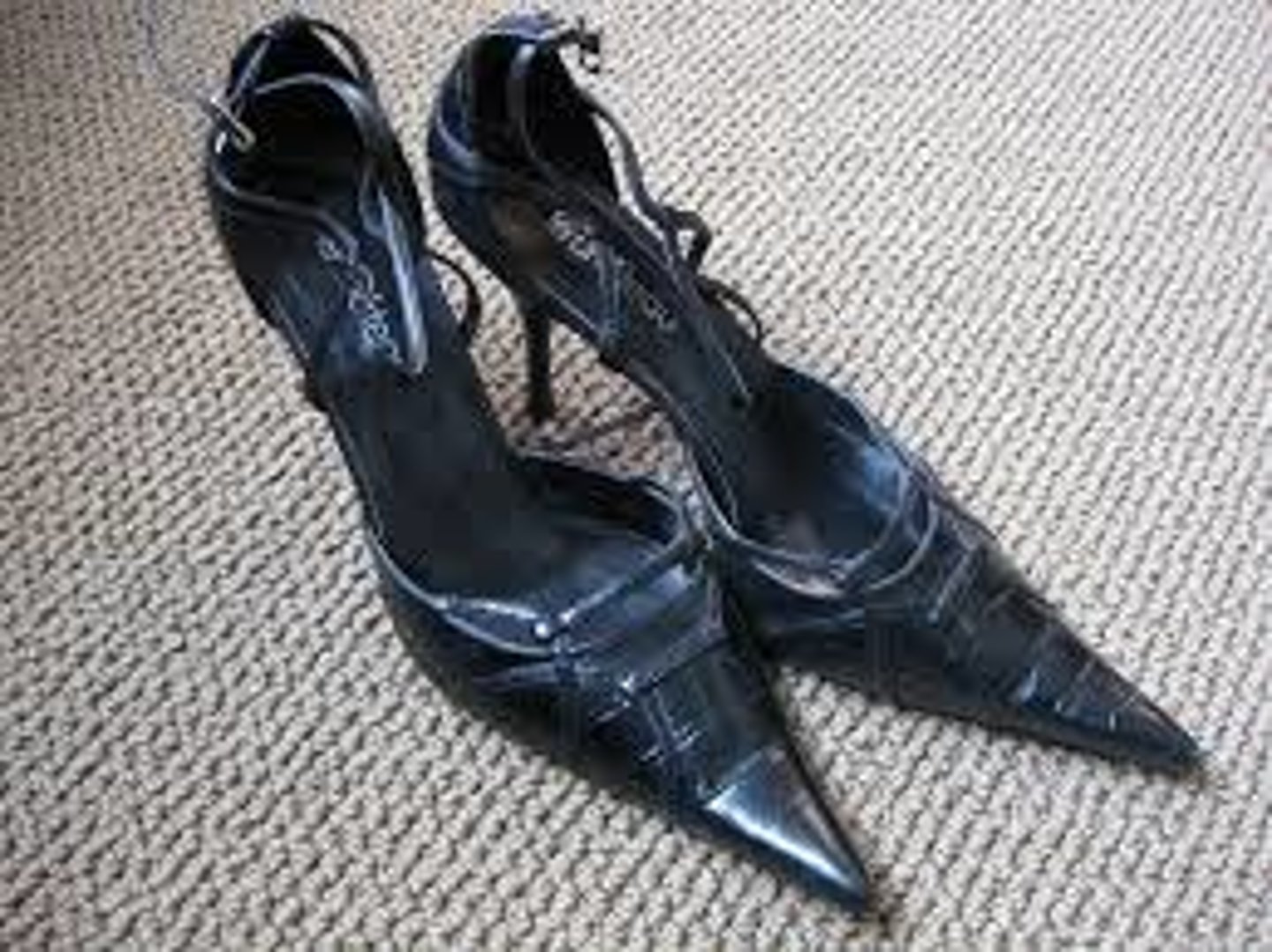 <p>a. 尖锐的;率直的</p>