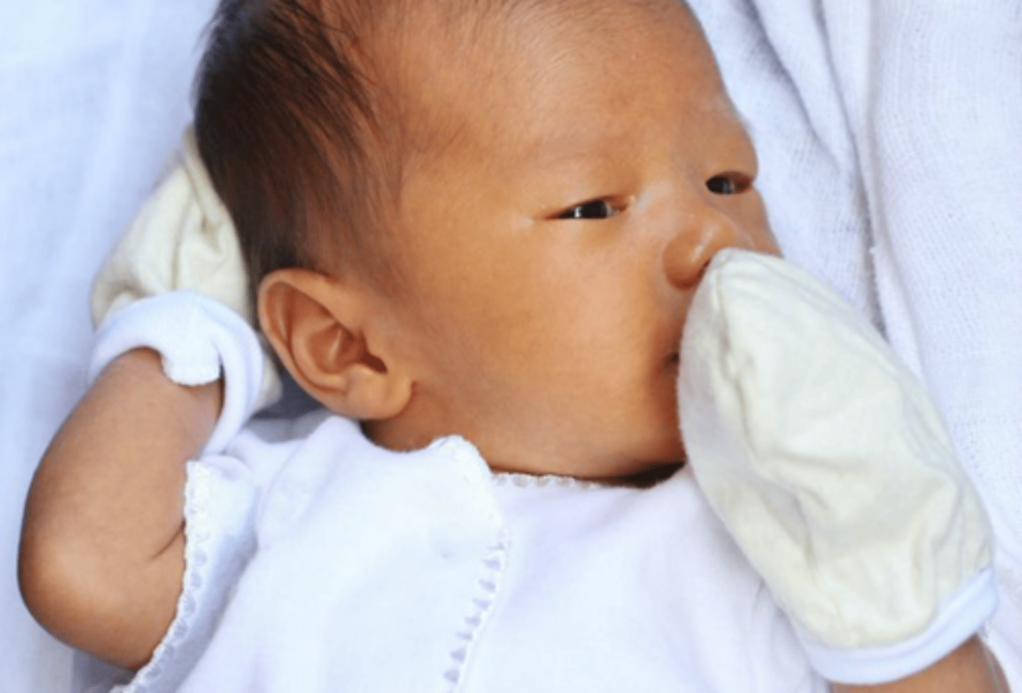 <p>noun - em bé. → The baby is sleeping.</p>