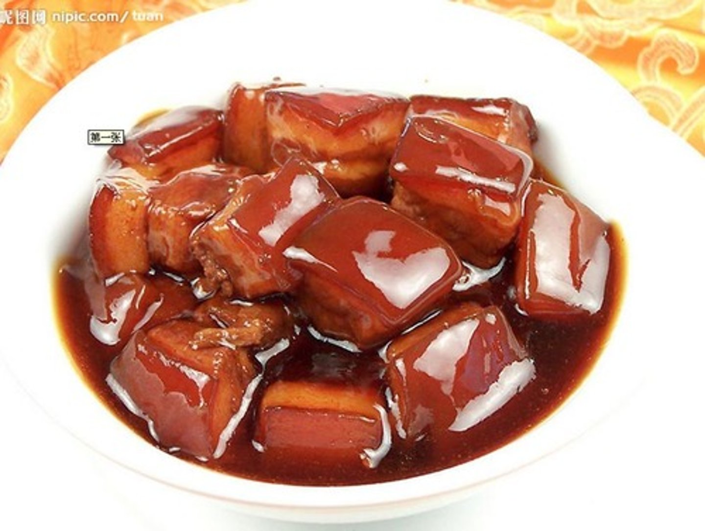 <p>hóng shāo ròu - pork braised in brown sauce</p>