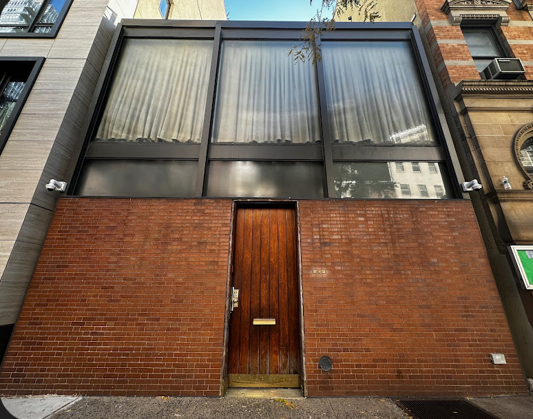 <p><span><span>Narrow modern townhouse façade</span></span></p>