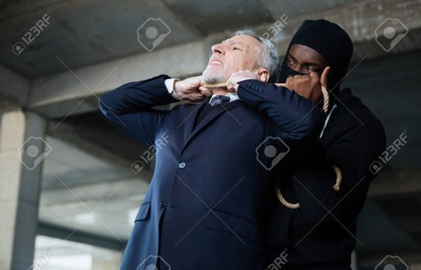 <p>Soğukkanlıca (kötü bir şeyi)</p>