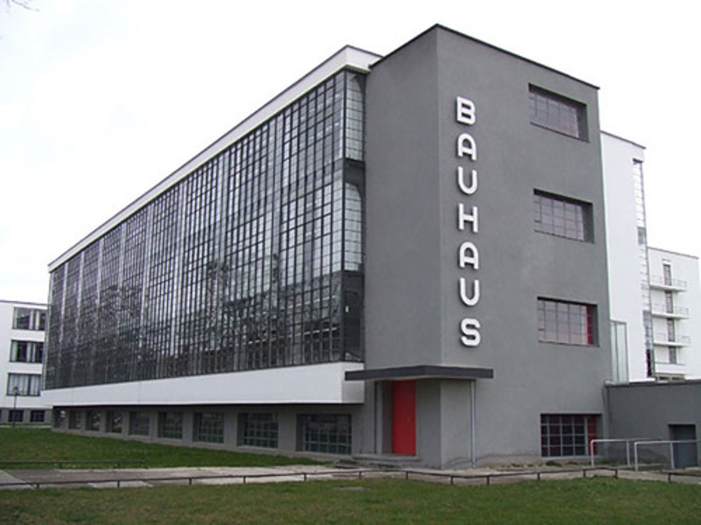 <p>A Weimar (German) architectural school created by Walter Gropius which combined the fine arts and functionalism</p>
