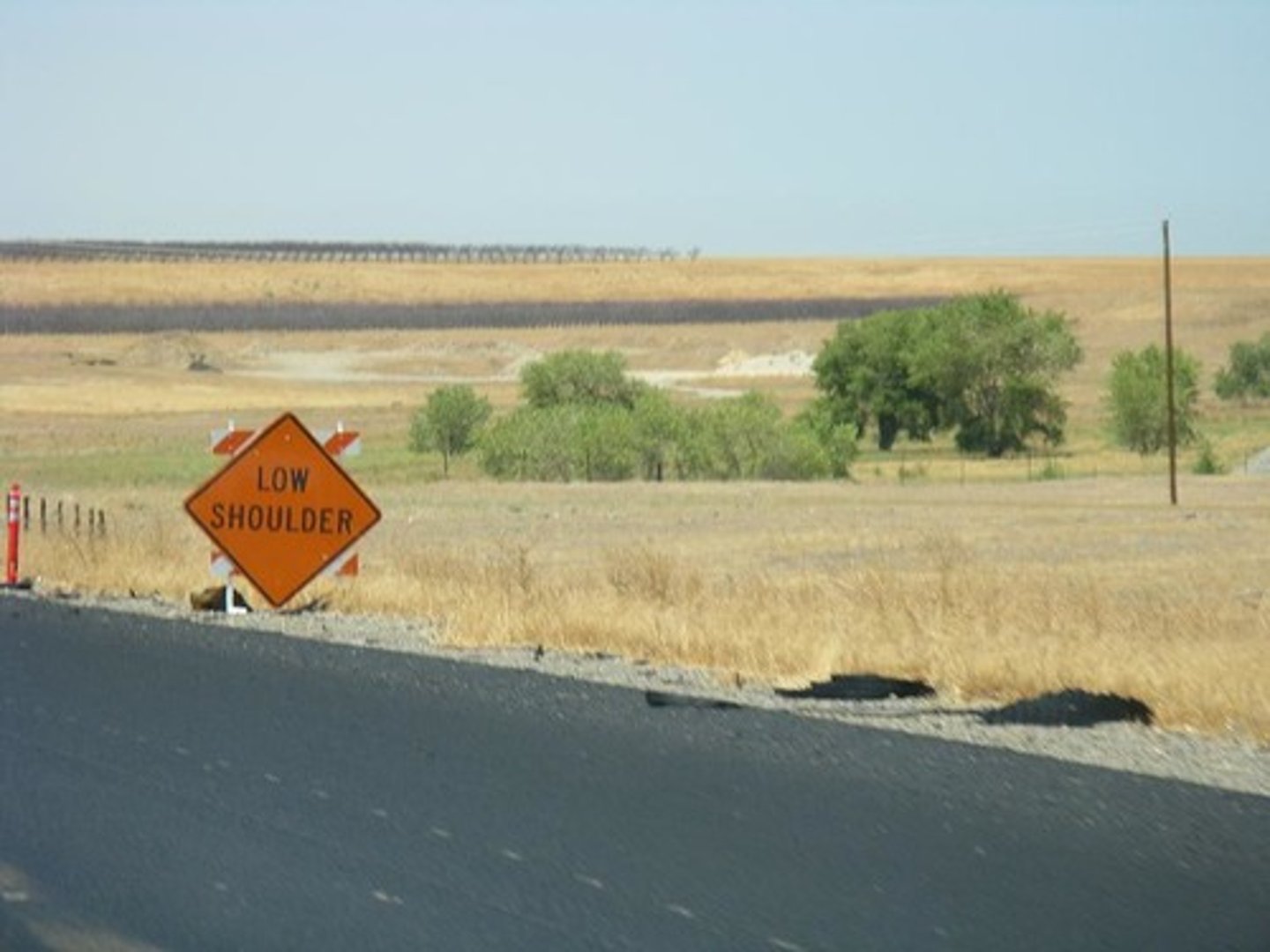 <p>shoulder (road)</p>