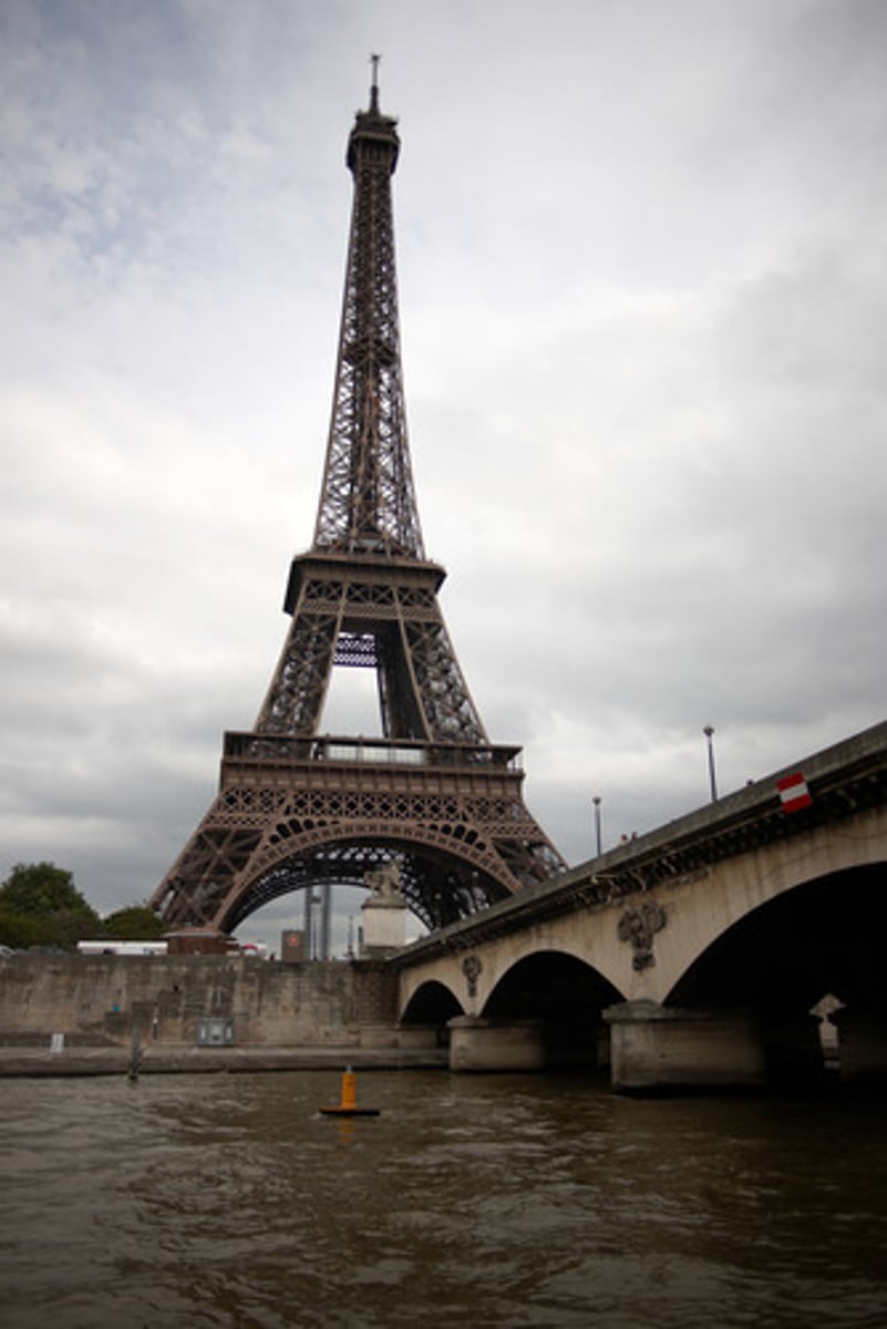 <p>France (fǎ guó)</p>