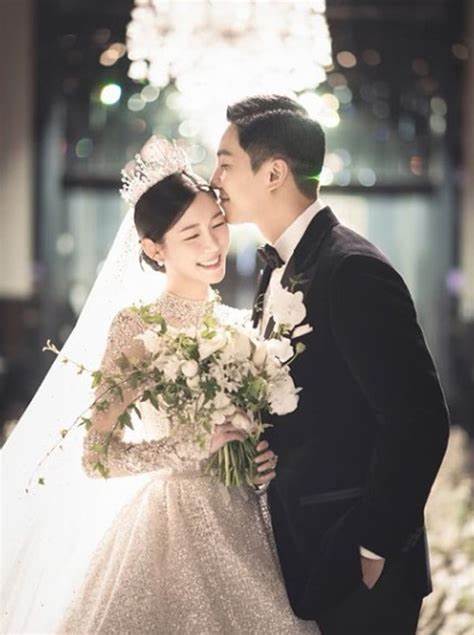 <p>누군가 결혼을 할 때는 축하하는 마음을 담아 ‘축의금’을 전달해요</p>
