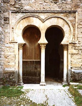 <p><span>Identify the type of arch used in Islamic Architecture.</span></p>