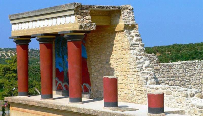 <p>Chiamate anche "colonne rastremate" o "colonne affusolate", sono colonne che diminuiscono di diametro man mano che si salgono verso l'alto, creando una forma a tronco di cono invertito. Questa caratteristica è presente in diversi ordini architettonici, come l'ordine dorico greco.</p>