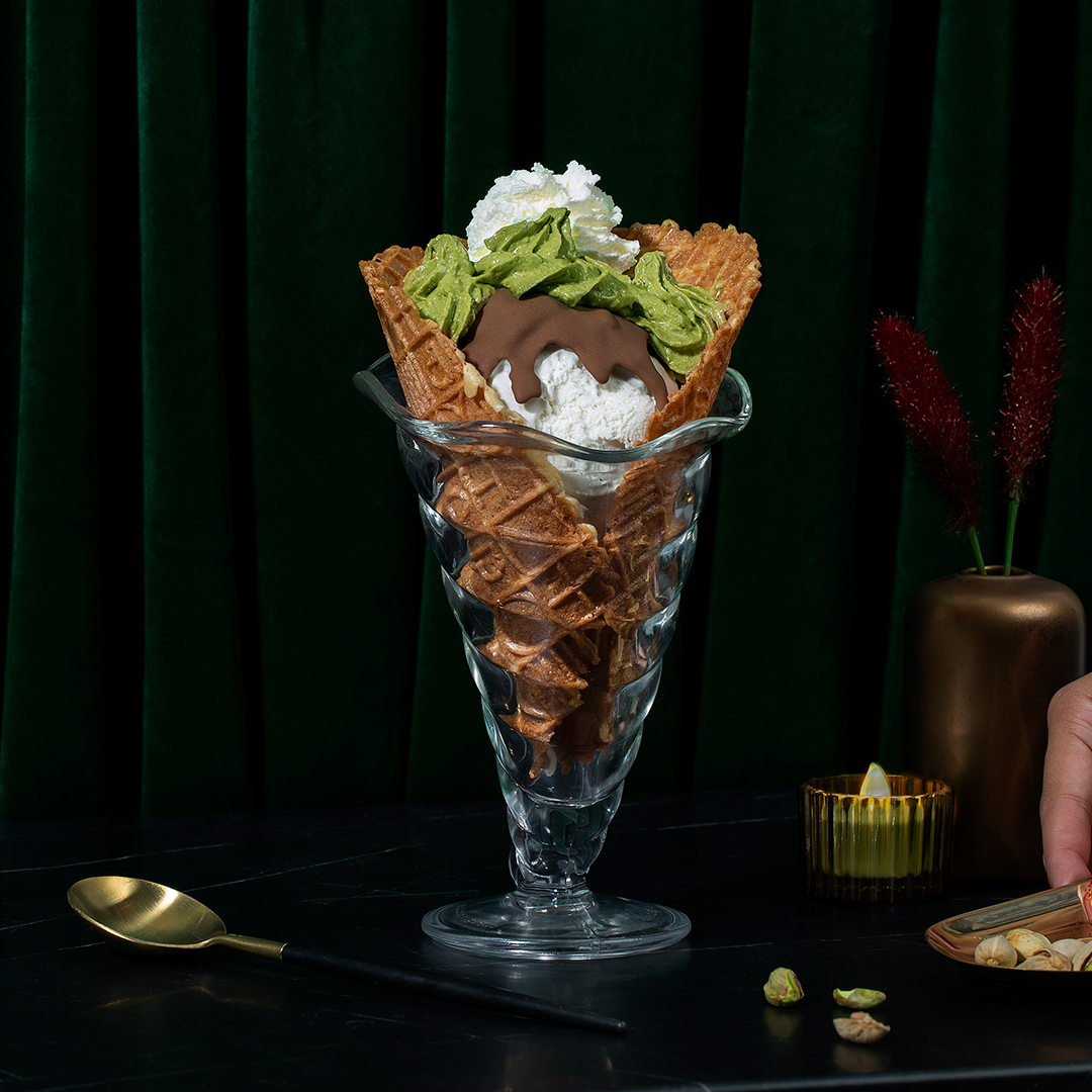 <ul><li><p>Honey Vanilla Ice Cream</p></li><li><p class="">Pistachio Kunafa</p></li><li><p class="">Vanilla whip cream</p></li><li><p class="">Milk Chocolate Sauce</p></li></ul><p></p>