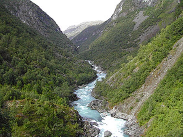 <p>V-daler er daler som er formet som en V, ofte med en elv rennende i midten. V-daler blir skapt av elverosjon, hvor elven tar med seg sand og grus og graver seg bortover.</p>