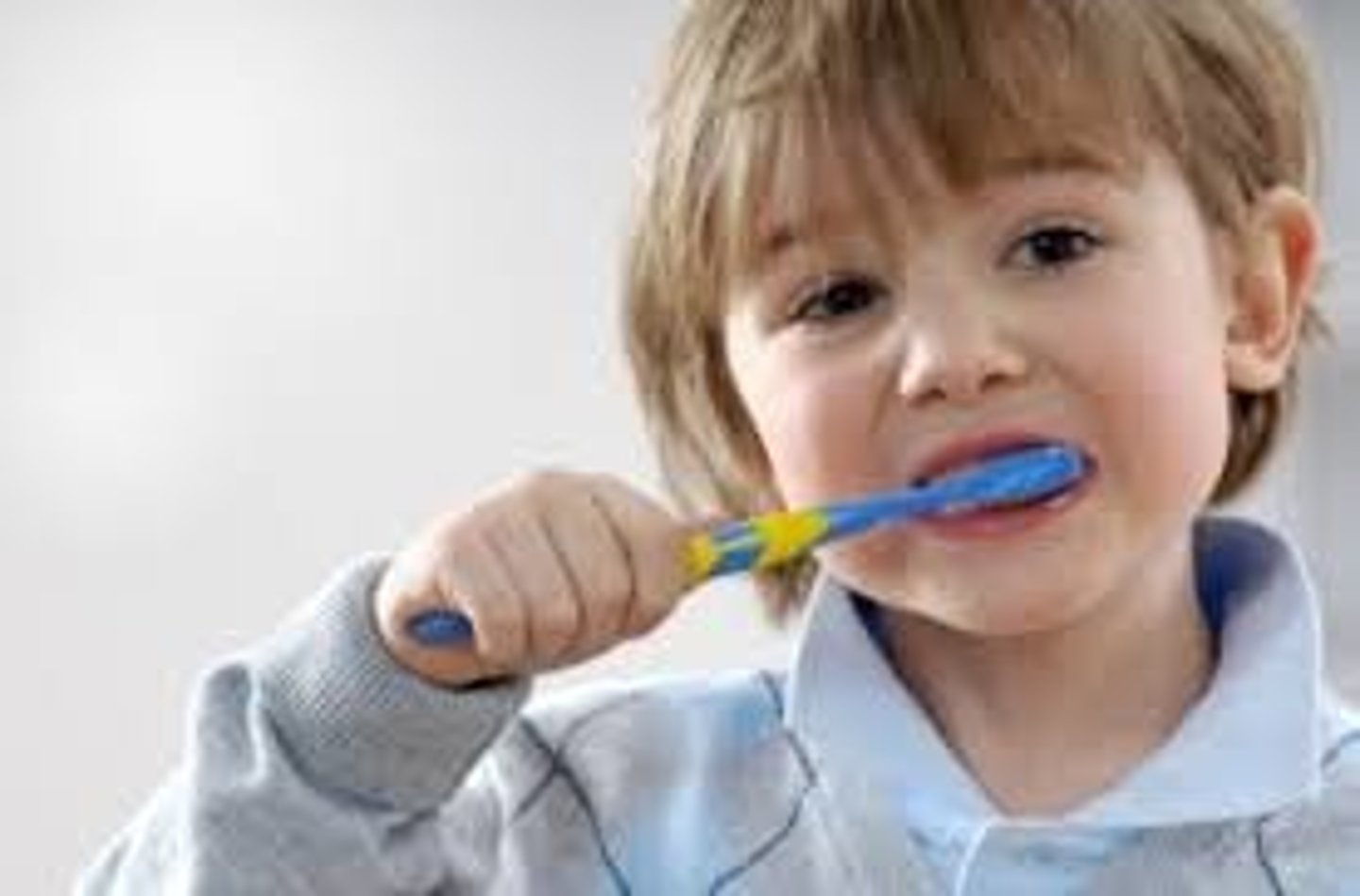 <p>to brush (one's hair, teeth)</p>