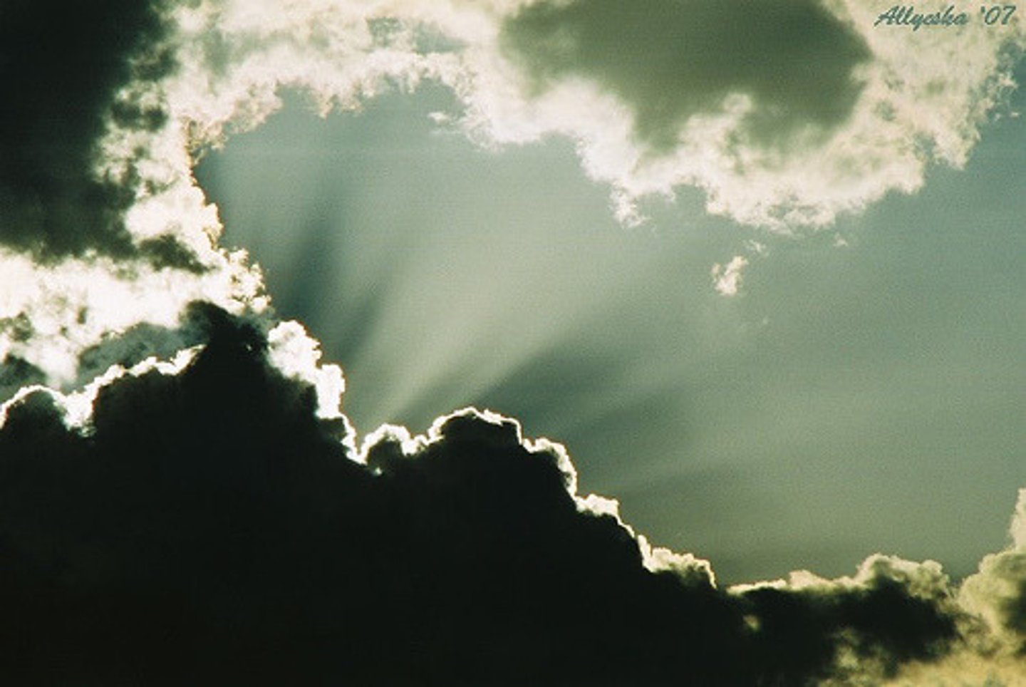 <p><strong>If something ~s a situation or feeling, it makes it less clear:</strong></p><ul><li><p><em>The fact that Jack was an old friend ...ed her judgment.</em></p></li><li><p><em>When it came to explaining the lipstick on his collar, he found that drink had ...ed (= confused) his memory.</em></p></li></ul><p></p>