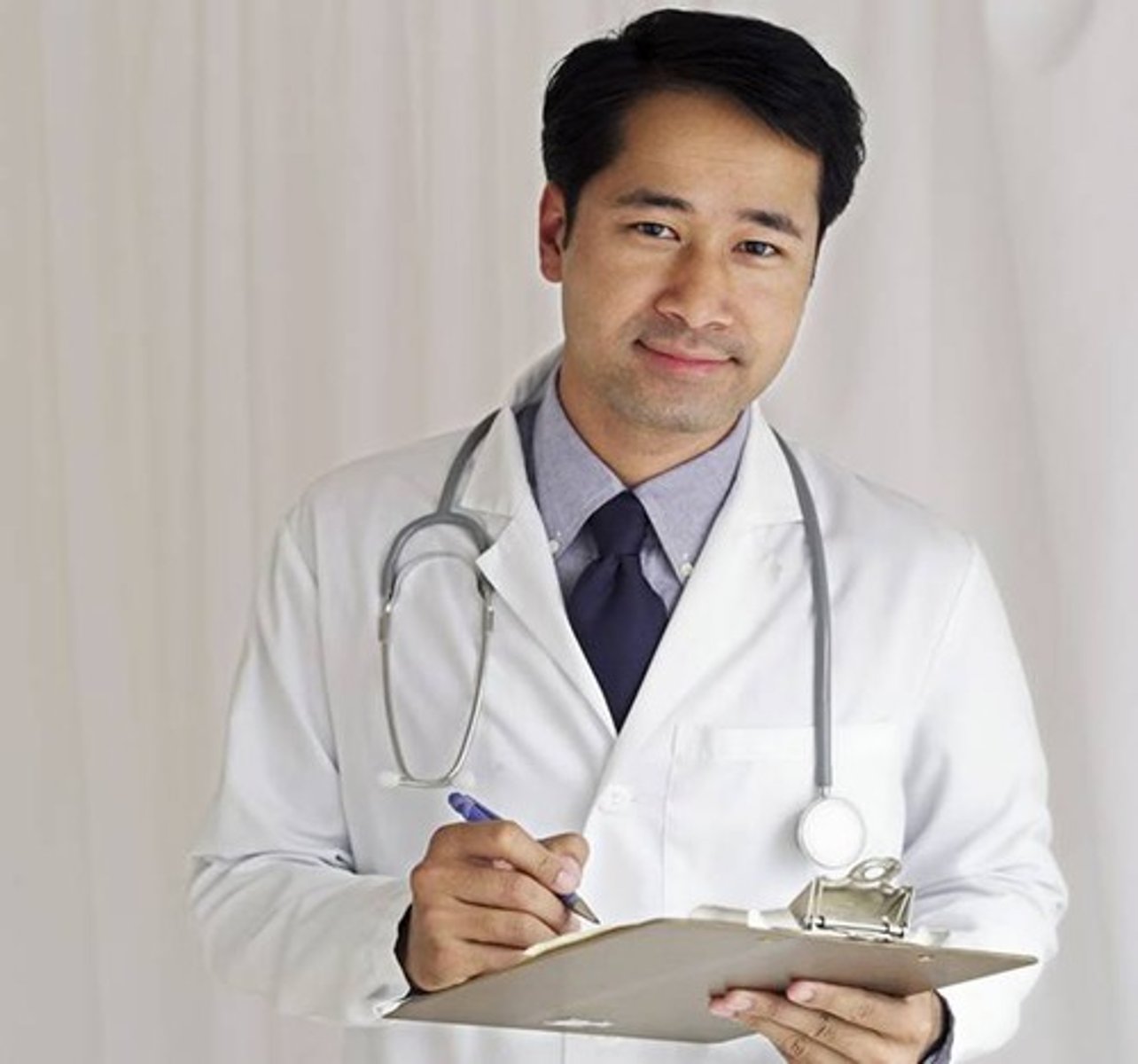 <p>doctor, médico</p>