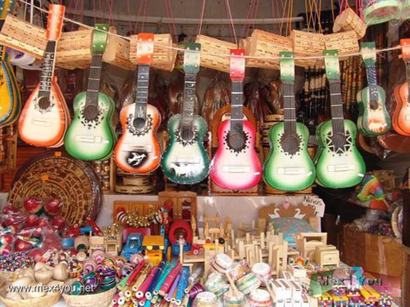 <p>handmade crafts (items)</p>