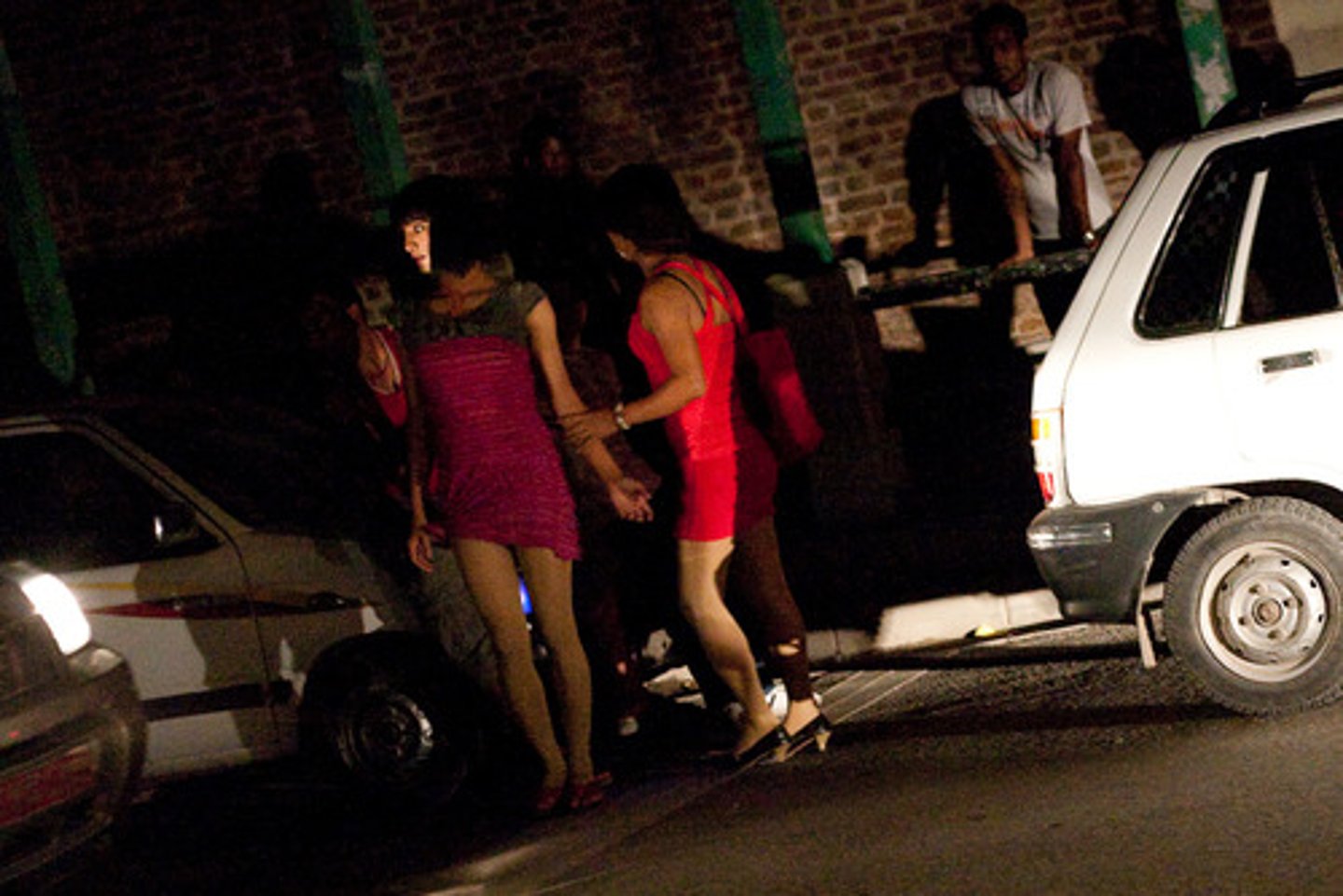 <p>the activity of driving slowly along a road close to the path at the side in order to ask prostitutes for sex: Sự rà xe sát lề để kiếm gái</p><p>ex: those who engage in kerb-crawling just realise that they are endangering the women they pick up and that their money simply lines the pockets of pimp involved in a seedy network of people trafficking.</p>
