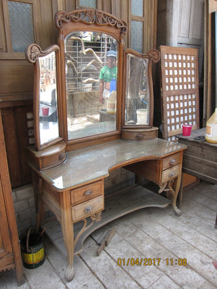<p>More elaborate painadora, features three - full length mirrors. two of which can be adjusted so that the woman can see herself in three angles</p>