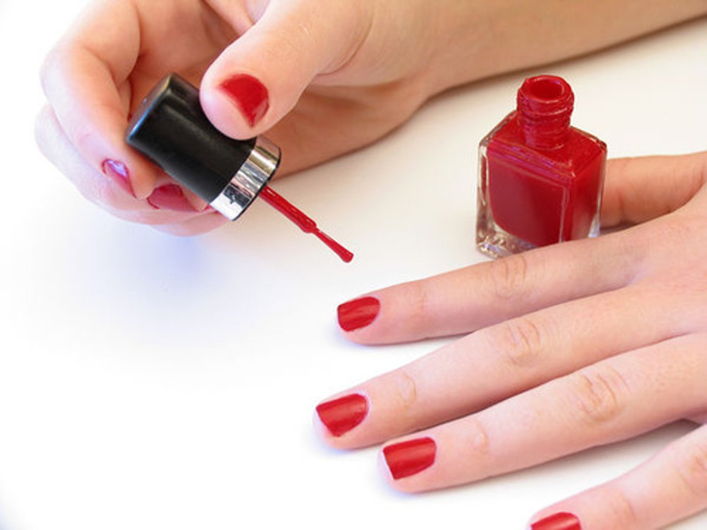 <p>to paint one's nails, to get one's nails painted</p>