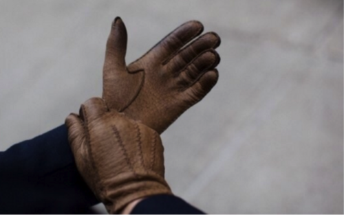 (v. to) put on gloves/rings/glasses