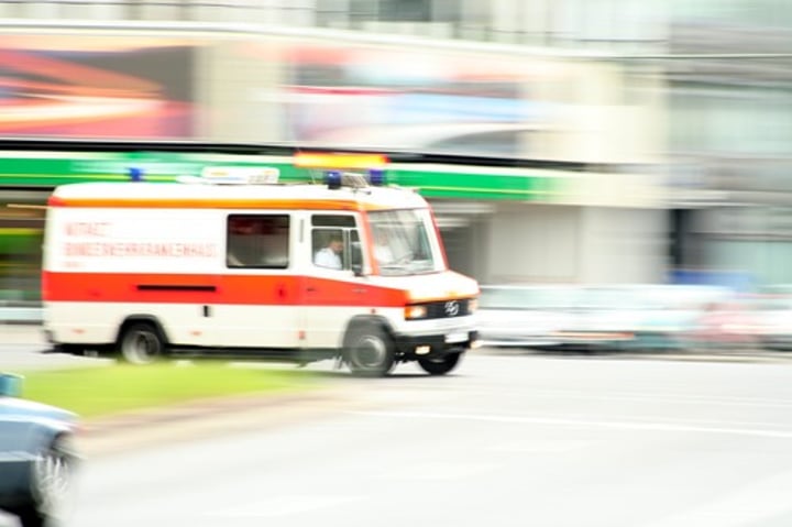 <p>that needs to be dealt with or happen immediately<br>SYNONYM pressing<br>-a problem that requires urgent attention<br><br>срочно, неотложно</p>