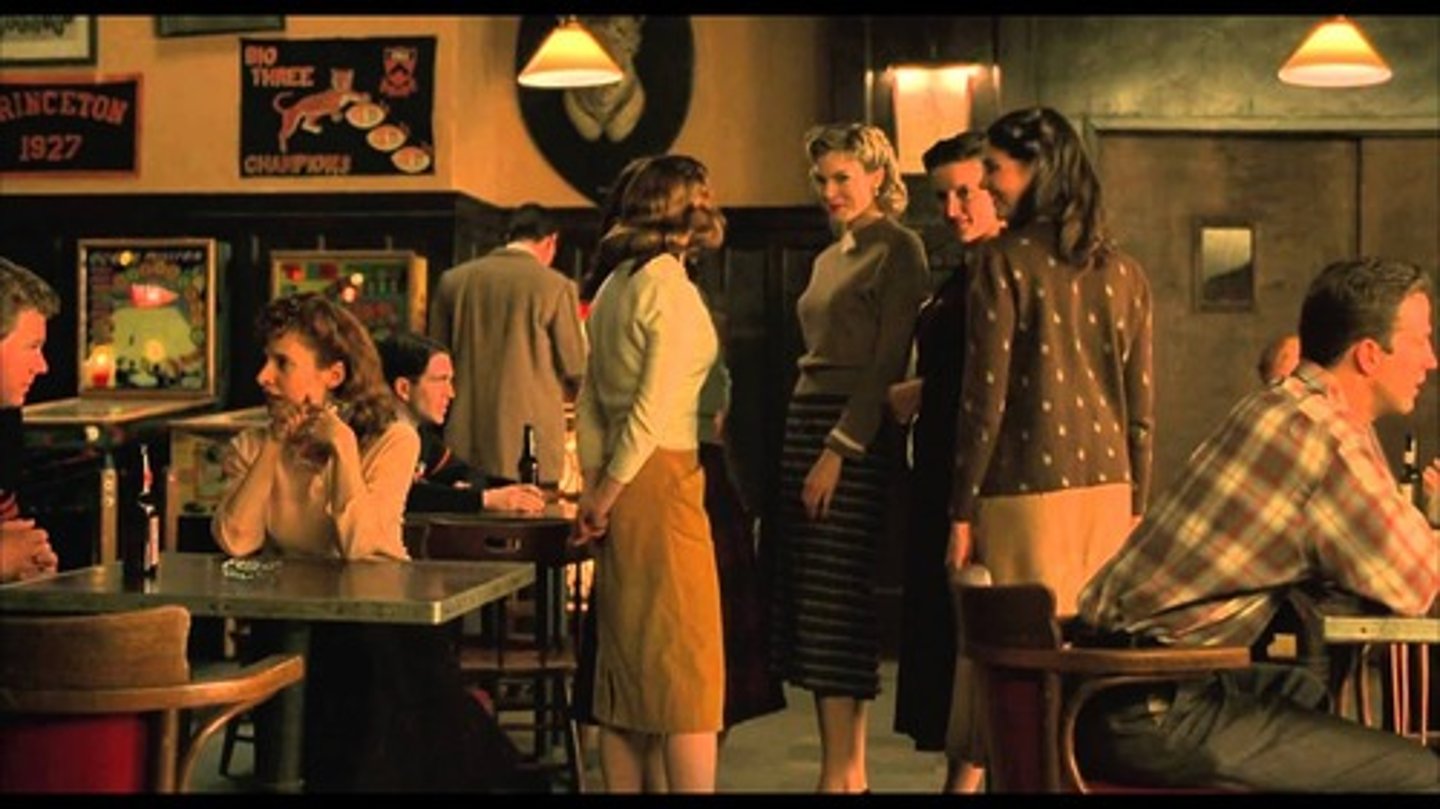 <p>quán bar của giới sành điệu / trendy bar, scene bar</p>