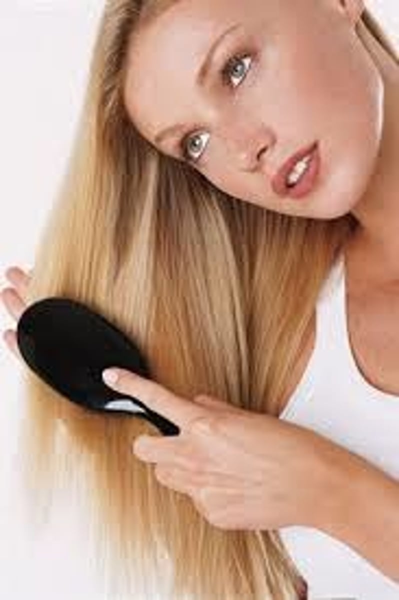 <p>to brush one's hair</p>