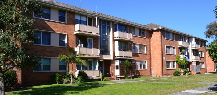 <p>Un logement social</p><p><span><span>Il y a du logement social dans ma ville.</span></span></p>