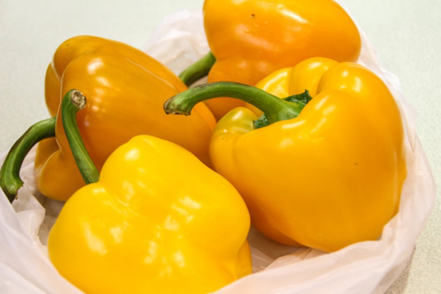 <p>Peeli Shimla Mirch (Pivli Hiravi Mirchi)</p>
