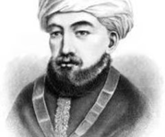 Musevî filozof, hahambaşı, yasa koyucu, Talmud bilgini ve vezaret tabibi. Musevî bilginler arasında İkinci Musa lakabı ya da rütbesiyle adının baş harflerinden oluşan RaMBaM adıyla bilinir. Orta Çağ'ın tartışmasız en önemli Yahudi düşünürüdür. Yahudilikteki 13 İman esasısını belirleyen din adamıdır.