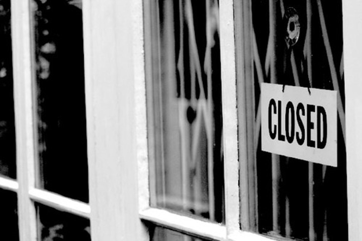 <p>to end a business activity, either temporarily or permanently</p>