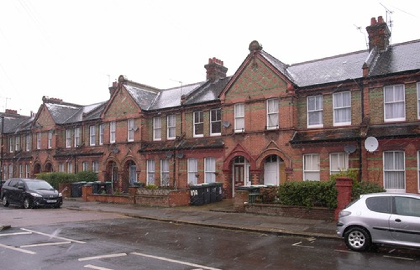 <p>/ˈter.əst ˌhaʊs/ Dãy nhà</p>