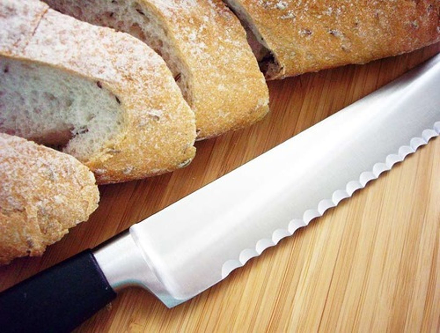 <p>A knife with a long, thin serrated blade used to slice breads and cakes.</p>