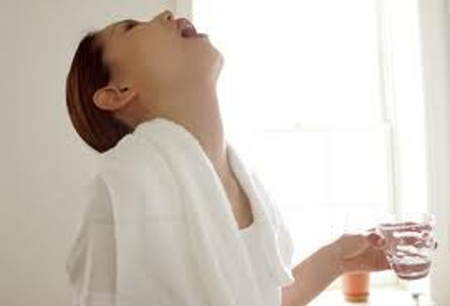 <p>полоскать горло</p>