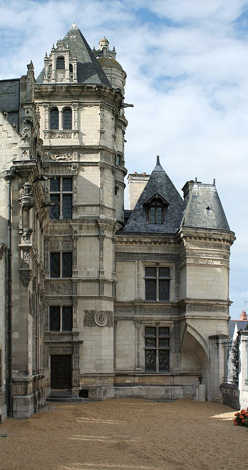 <p><span><span>Tendre et légère, facile à travailler, cette </span></span>pierre de taille<span><span> a été employée pour la construction de nombreux monuments dans l'architecture civile et religieuse du </span></span>val de Loire<span><span> depuis l'Antiquité jusqu'au XIX</span></span><sup>e</sup><span><span>&nbsp;siècle</span></span></p>