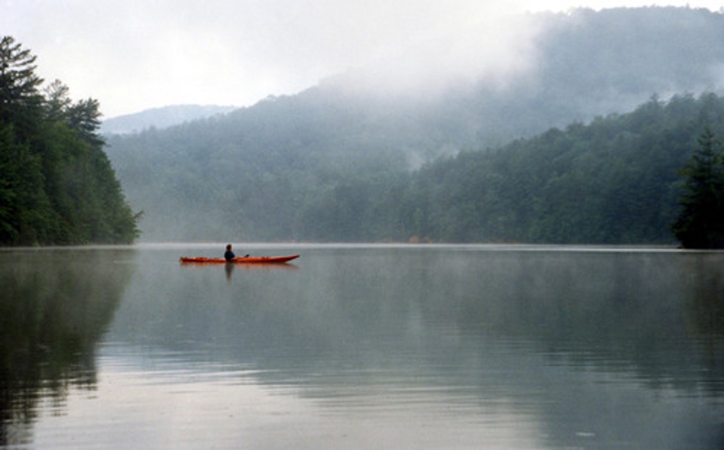 <p>calm / yên tĩnh, bình yên</p>
