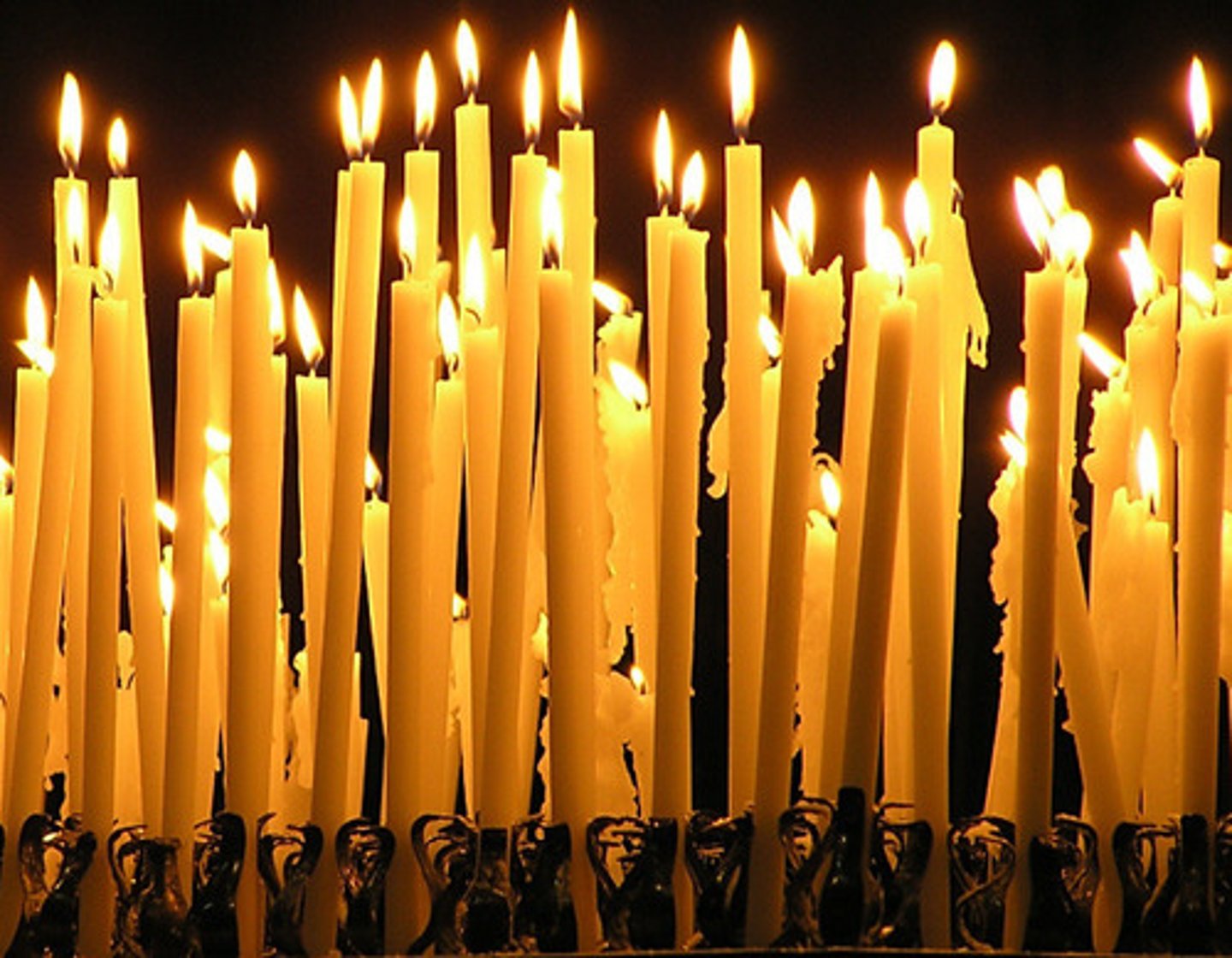 <p>los cirios, las candelas, <br>candles</p>