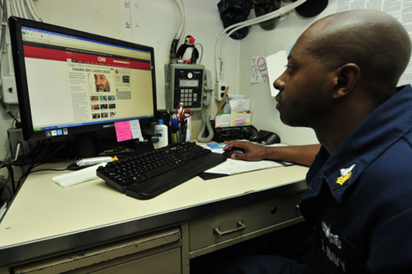 <p>computer specialist (male)</p>